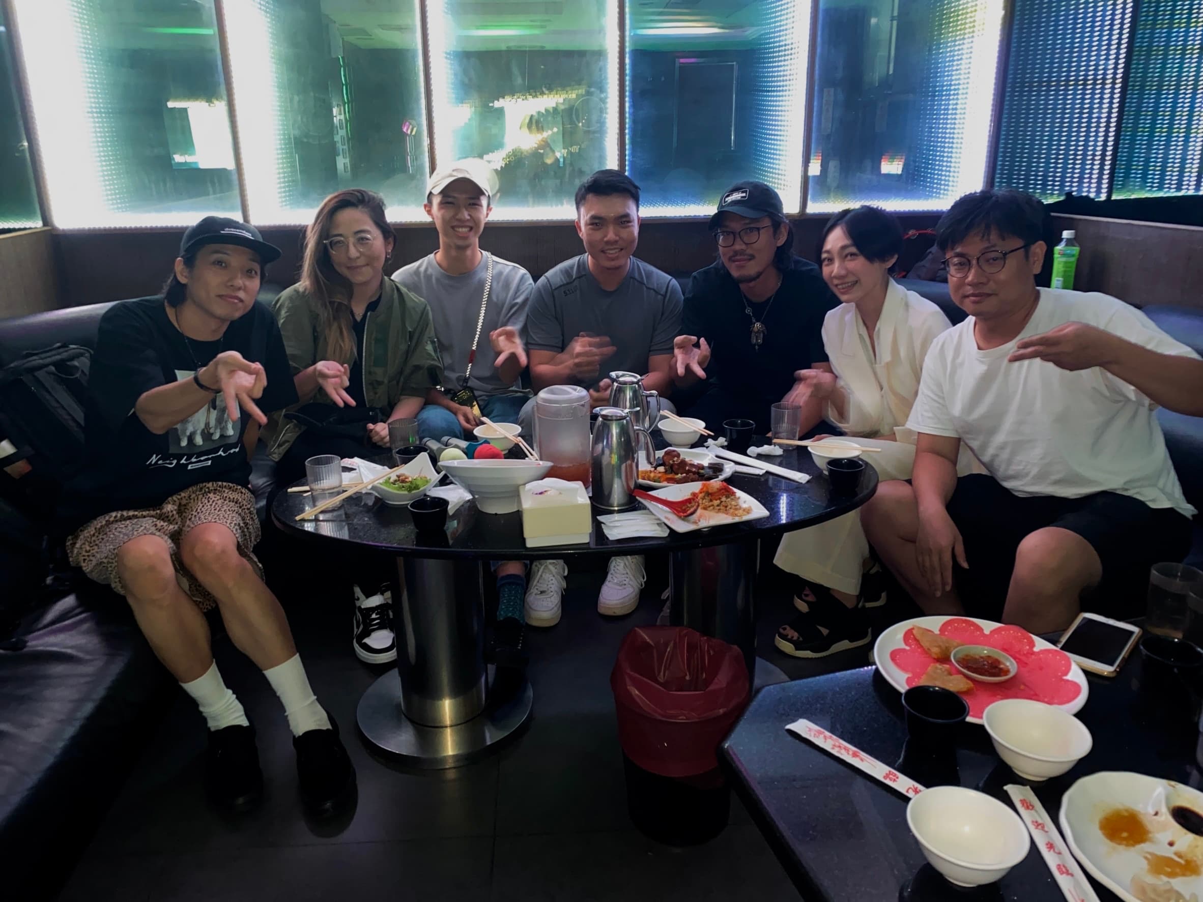 飛倫敦前夕，團隊一起去唱 KTV
