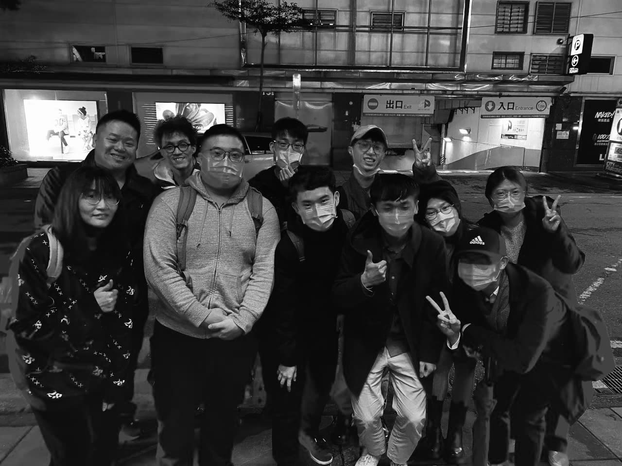 Oursky 團隊在 Draft Land 門口的黑白合照,戴著口罩的疫情時期