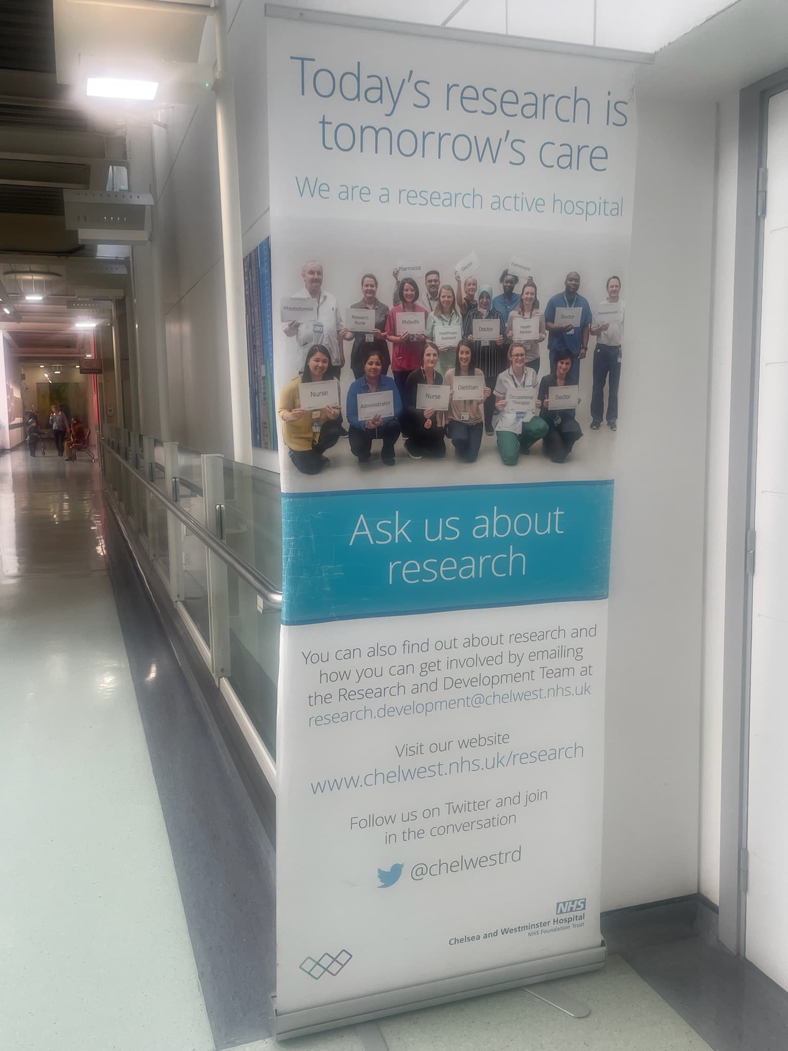 Chelsea and Westminster 醫院走廊上的研究宣傳立牌,寫著 Today's research is tomorrow's care