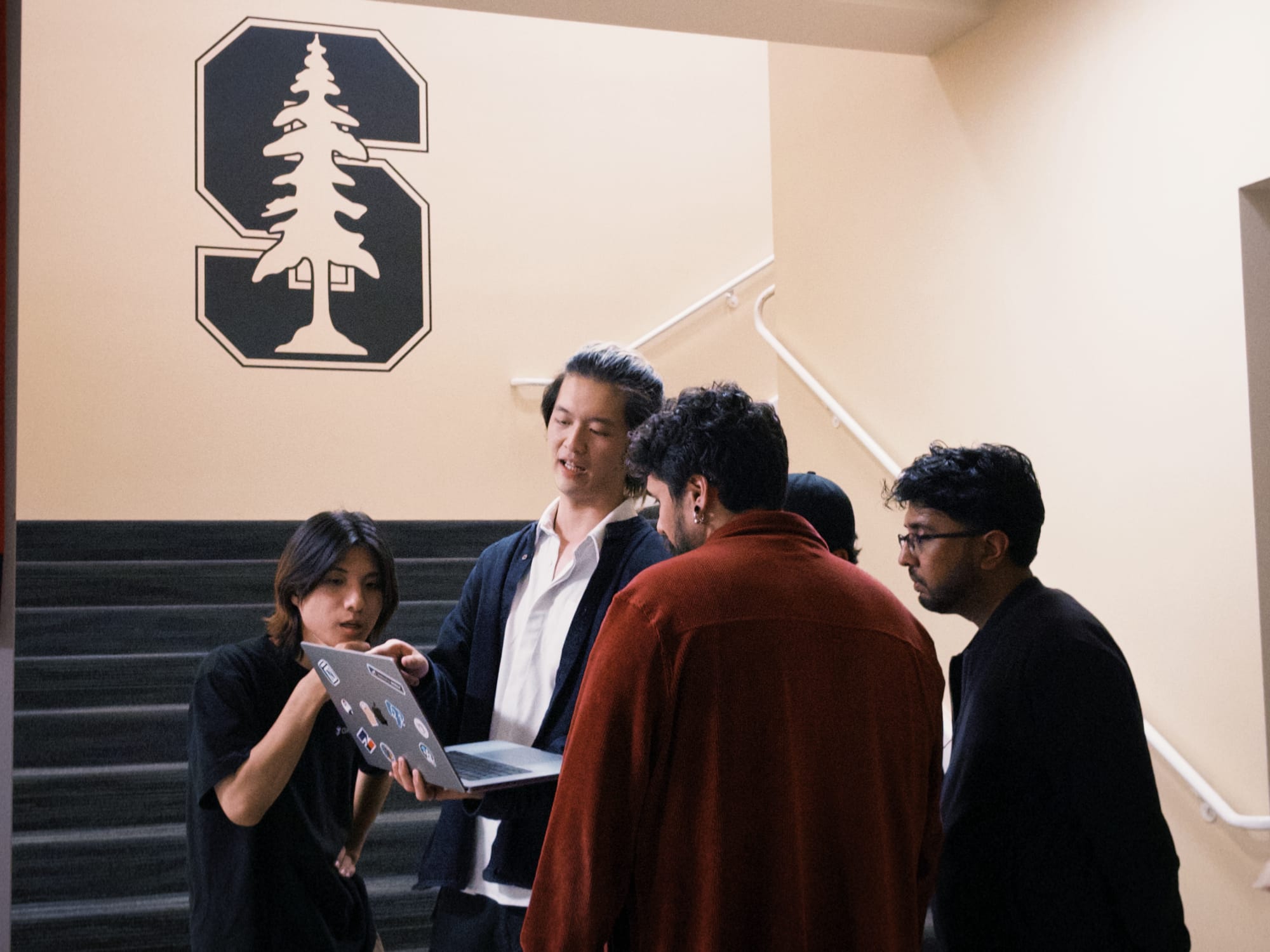 Yuanlin, Zeabur's founder doing demo to event participants at Stanford On Call Cafe